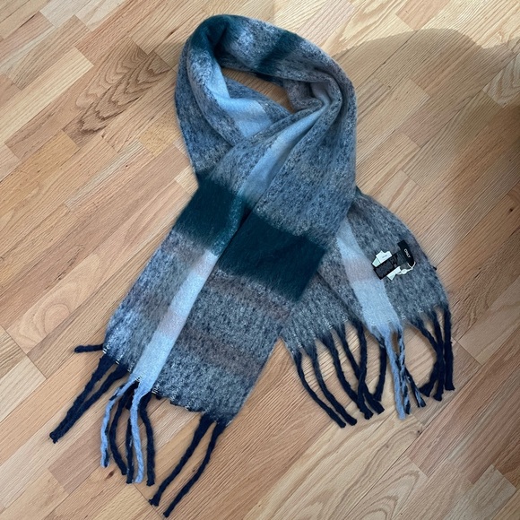 NWT Plaid Scarf, Oversized, soft, green and blue OS - Picture 7 of 8